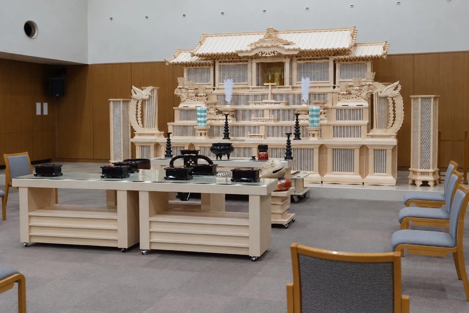 長南聖苑の式場。白木の祭壇の前に焼香台と椅子が並ぶ(イメージ)